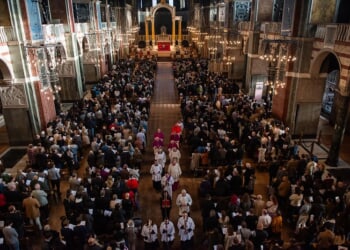 Surge in adults entering the Catholic Church in England this Easter prompted by internet, tradition