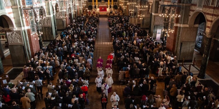 Surge in adults entering the Catholic Church in England this Easter prompted by internet, tradition