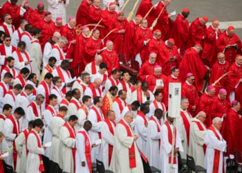 General congregation begins: Cardinals suspend beatifications, swear to secrecy
