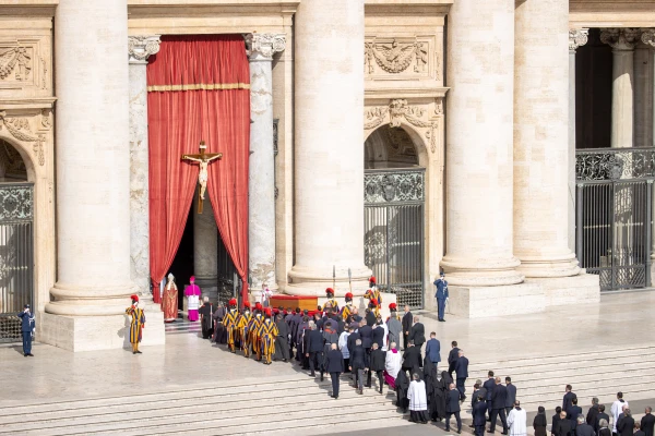 Pope Francis' body is brought into St. Peter's Basilica, Wednesday, April 23, 2025. Credit: Daniel Ibáñez/CNA