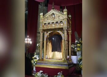 Record numbers of pilgrims flock to see the Holy Tunic of Christ near Paris 