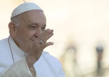 A long friendship and unforgettable hug: The day Pope Francis forgot he was pope