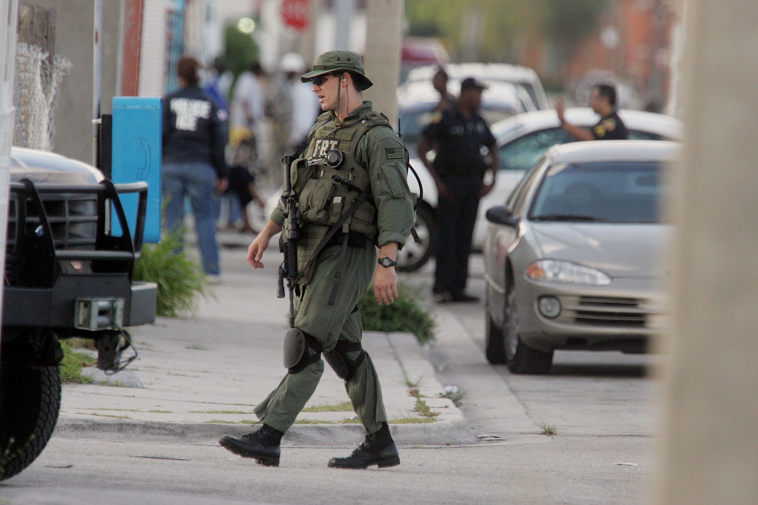 FBI agents conduct what is being reported as a terrorism-related investigation near the Scott housing projects in the area of 15th Avenue and Northwest 62nd Street June 22, 2006. (Photo by Joe Raedle/Getty Images)