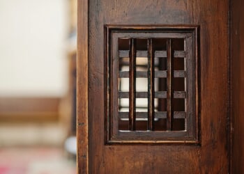 Washington governor signs abuse bill requiring priests to break seal of confession