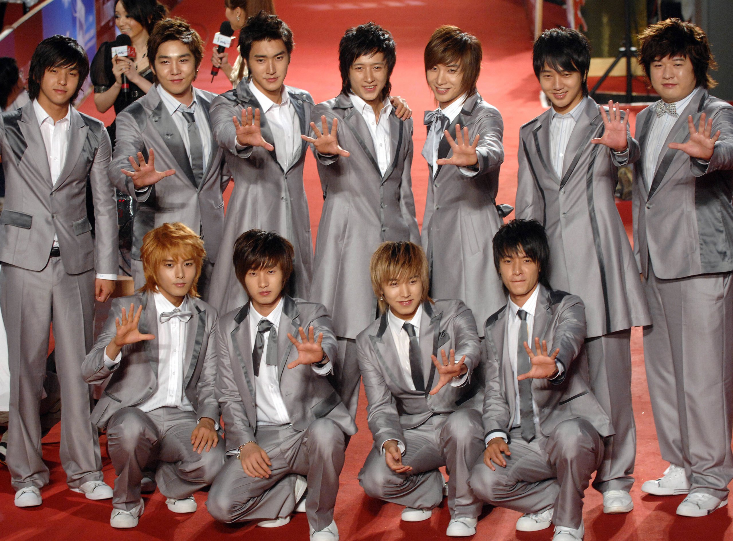 Taipei, TAIWAN: Members of the South Korean group Super Junior pose for photo on the red carpet during the 18th Golden Melody Awards in Taipei, 16 June 2007. Pop singers from Taiwan, China, and Southeast Asia have gathered in Taipei for the annual Golden Melody Awards, dubbed the Chinese-language Grammys. AFP PHOTO/Sam YEH (Photo credit should read SAM YEH/AFP via Getty Images)