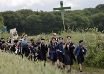 Chartres pilgrimage draws 19,000 in show of faith and tradition