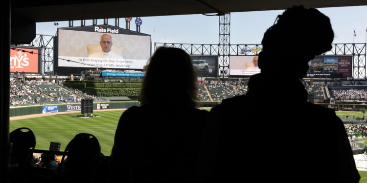 Pope Leo XIV encourages young people to be 'beacons of hope' at Chicago event