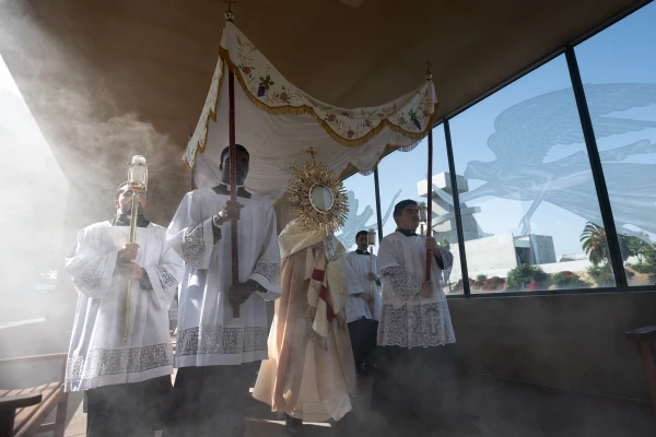 The Eucharist is processed outside the Cathedral of Our Lady of the Angels in Los Angeles on June 22, 2025, to mark the conclusion of the 2025 National Eucharistic Pilgrimage. Credit: Jeffrey Bruno/EWTN