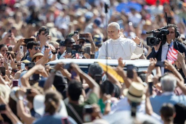 Pope Leo XIV takes a turn in the popemobile to greet thousands of faithful gathered in St. Peter’s Square for the June 18, 2025 general audience on the theme of “Jesus Christ, Our Hope.”. Credit: Daniel Ibanez/CNA