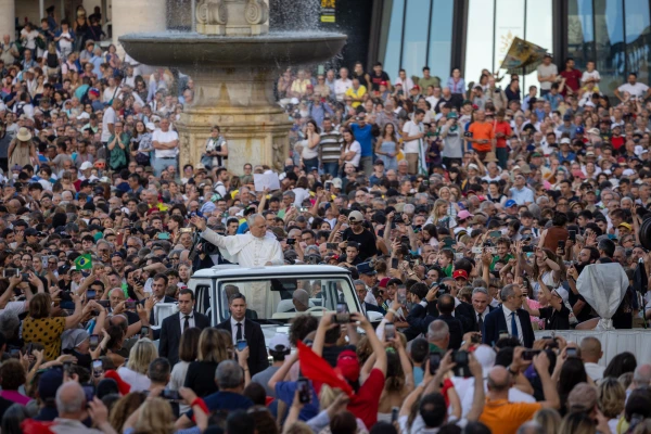 Pope Leo XIV greets the faithful at a Pentecost prayer vigil in St. Peter's Square, Saturday, June 7, 2025. Credit: Daniel Ibáñez/CNA