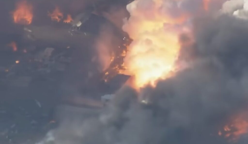 California Warehouse Explosion Fire Causes Dramatic Pyrotechnic Spectacle – Blaze Still Going Strong [WATCH]