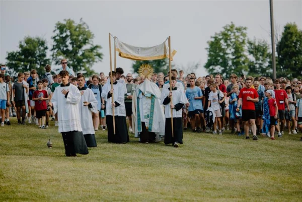 Hundreds of missionaries and middle school campers follow Jesus during the Eucharistic procession across campus in 2024 at the Damascus main campus, Centerburg, Ohio. Credit: Photo courtesy of Damascus Media Staff