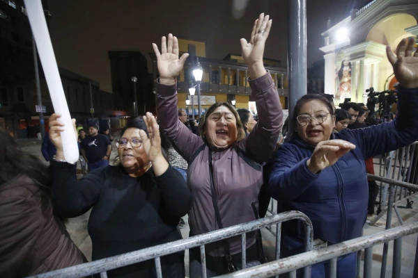 Faithful from Chiclayo outside the cathedral during the presentation of Leo’s Route. Credit: ANDINA/Presidency of Peru