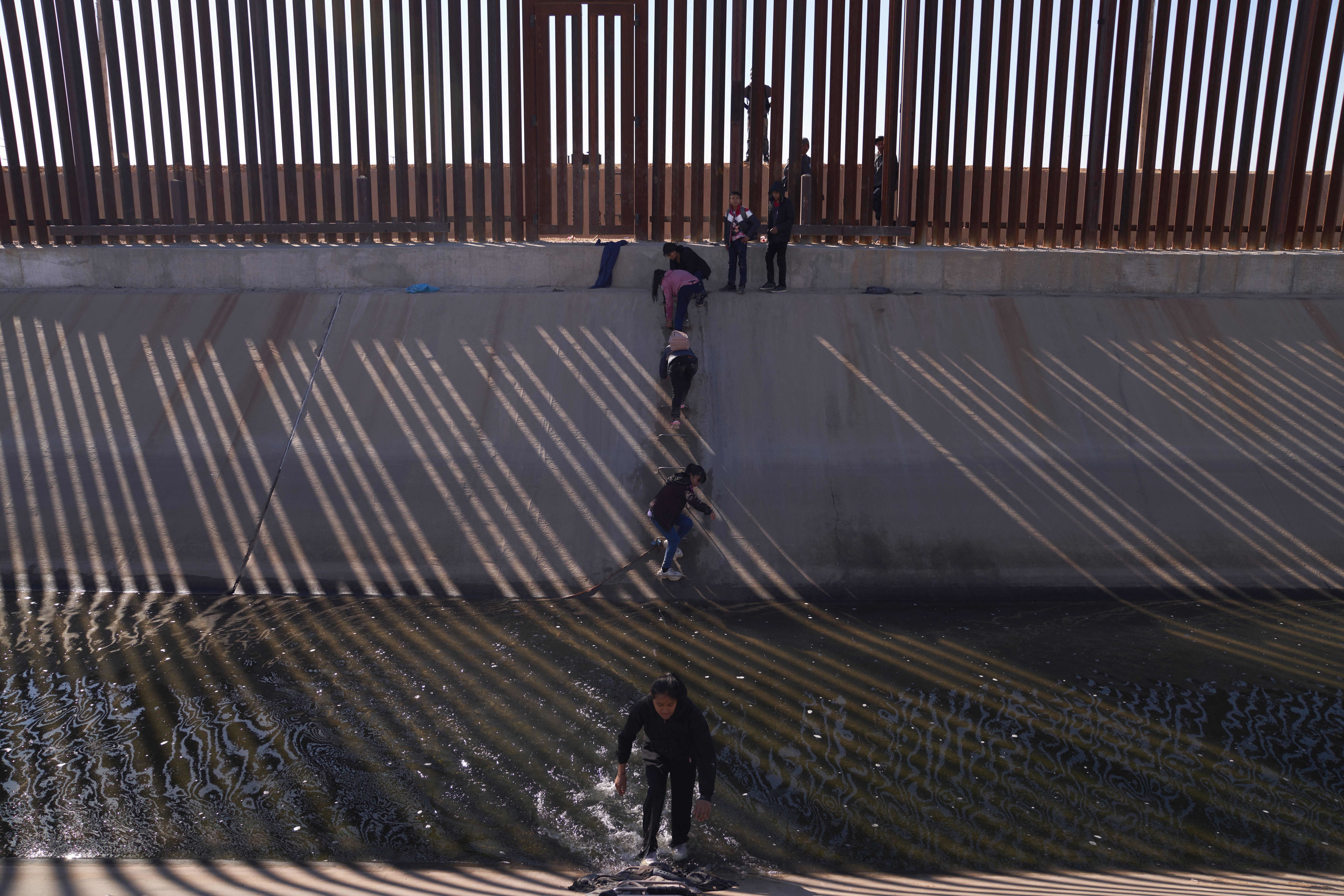 TOPSHOT-US-MEXICO-MIGRATION
