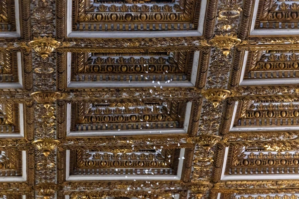 A gentle cascade of white rose petals falls from the ceiling of the Basilica of St. Mary Major on Aug. 5, 2025, the feast of the dedication of the basilica, evoking “the miracle of the snow” said to have taken place nearly 17 centuries ago. Credit: Daniel Ibañez/CNA
