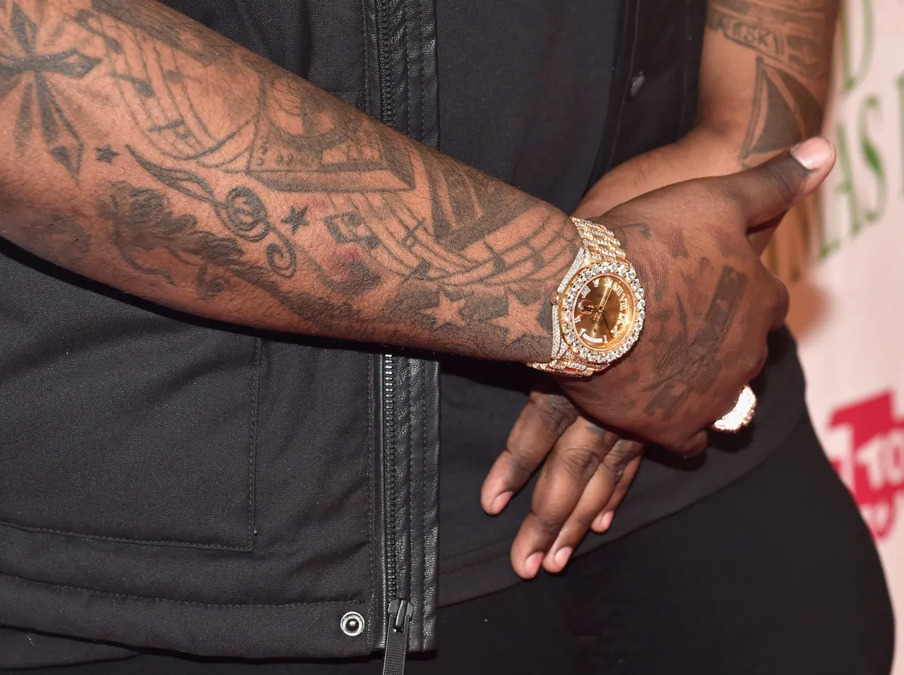 HOLLYWOOD, CA - NOVEMBER 29: Recording artist Sean Kingston, jewelry detail, attends 2015 Hollywood Christmas Parade on November 29, 2015 in Hollywood, California. (Photo by Alberto E. Rodriguez/Getty Images for The Hollywood Christmas Parade)