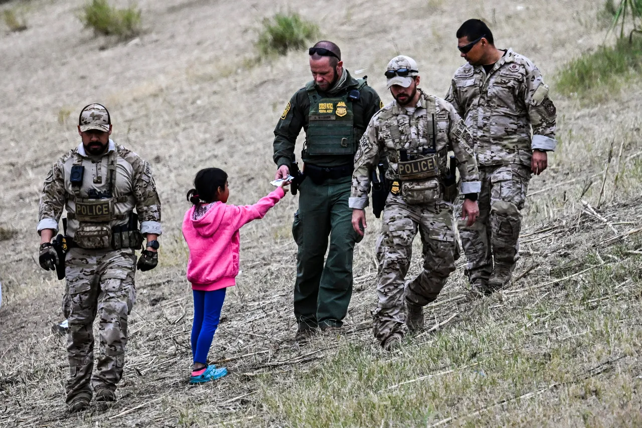 TOPSHOT-US-POLITICS-MIGRATION