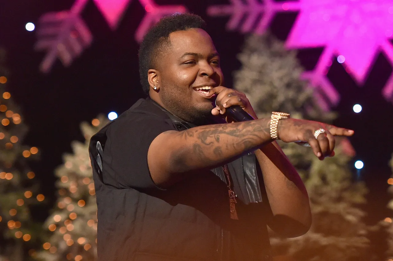HOLLYWOOD, CA - NOVEMBER 29: Recording artist Sean Kingston performs onstage during the 2015 Hollywood Christmas Parade on November 29, 2015 in Hollywood, California. (Photo by Mike Windle/Getty Images for The Hollywood Christmas Parade)