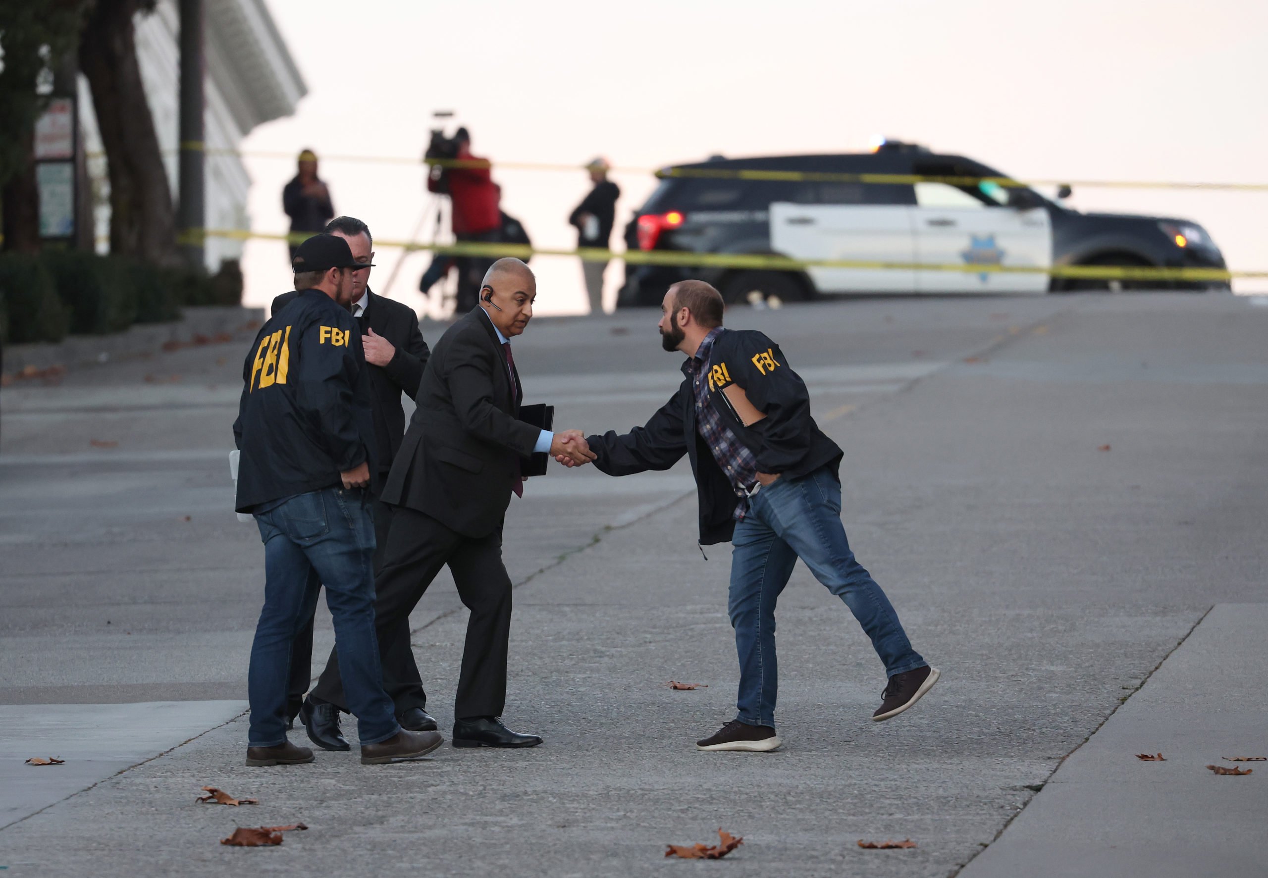San Francisco police officers and F.B.I. agents gather. (Photo by Justin Sullivan/Getty Images)
