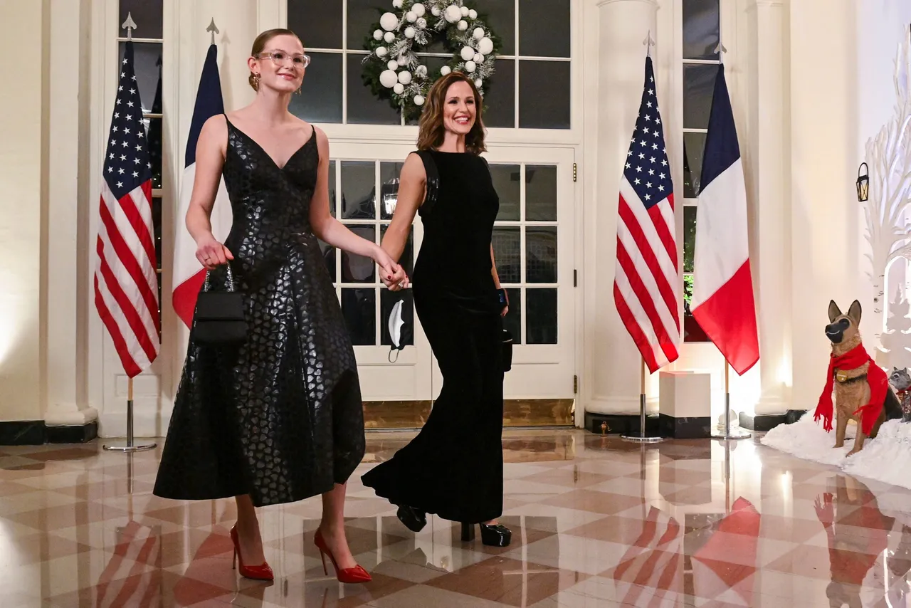 US actress Jennifer Garner and her daughter Violet Affleck arrive at the White House to attend a state dinner honoring French President Emmanuel Macron, in Washington, DC, on December 1, 2022. (Photo by ROBERTO SCHMIDT / AFP) (Photo by ROBERTO SCHMIDT/AFP via Getty Images)