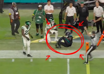 Dolphins’ Tyreek Hill Carted Off Field After Incredibly Ugly Injury, Potentially Dislocated Knee