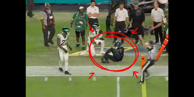 Dolphins’ Tyreek Hill Carted Off Field After Incredibly Ugly Injury, Potentially Dislocated Knee