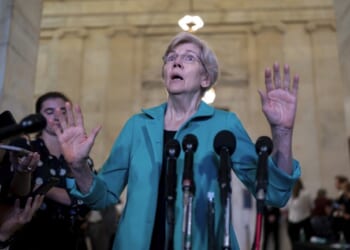 Elizabeth Warren Attempts to Spark Panic Over Possible Gov't Shutdown (and of Course People 'Will DIE') – Twitchy