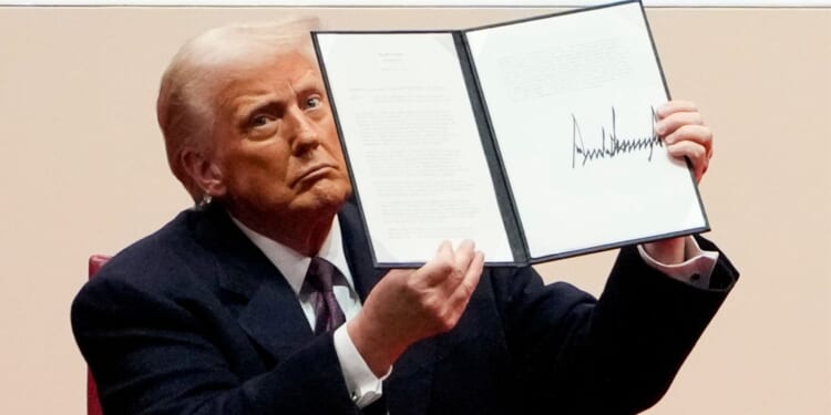 Cabinet Applauds as Donald Trump Signs Columbus Day Proclamation: ‘We’re Back, Italians’ [WATCH]