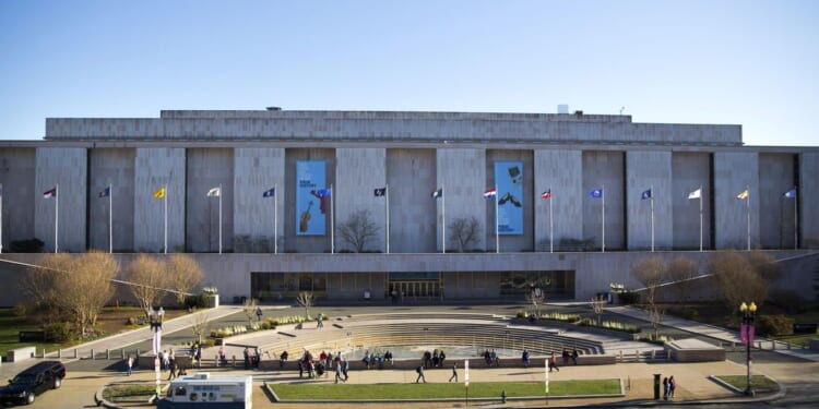 Smithsonian to shutter Sunday as government shutdown continues