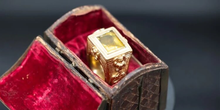 Priest’s collection of ‘old, rare and unique’ papal artifacts coming to Mall of America