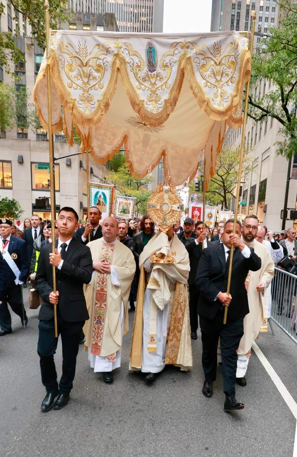 A close-up of the monstrance during the 6th Annual Eucharistic Procession that took place in New York City on Oct. 14. Credit: Zach Fiedler/Napa Institute