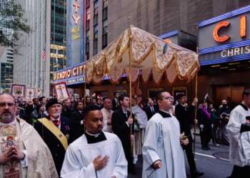 Cardinals, actor, and 5,000 faithful bring the Eucharist to Times Square