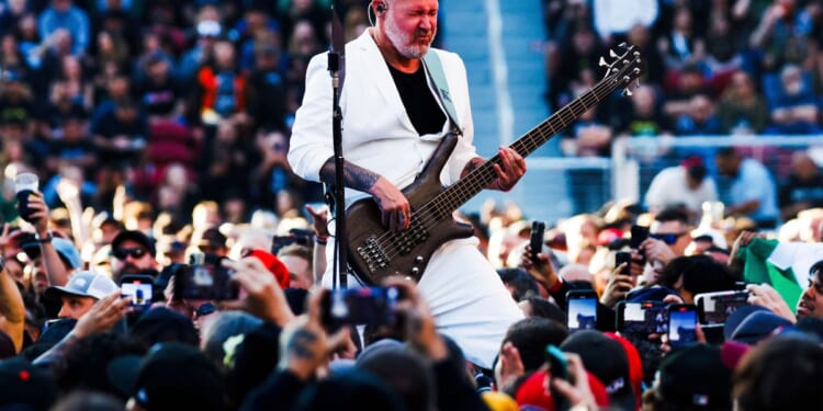 Limp Bizkit band members say bass player Sam Rivers has died