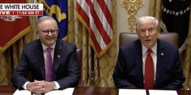 Trump scolds cameraman over priceless White House decor