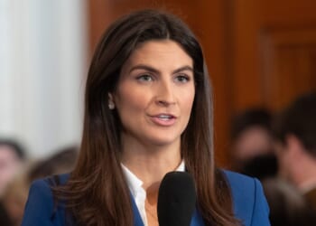 Kaitlan Collins Shuts Down Amy Klobuchar’s False Claim on Trump’s 'Vacation' Travel Plans [WATCH]