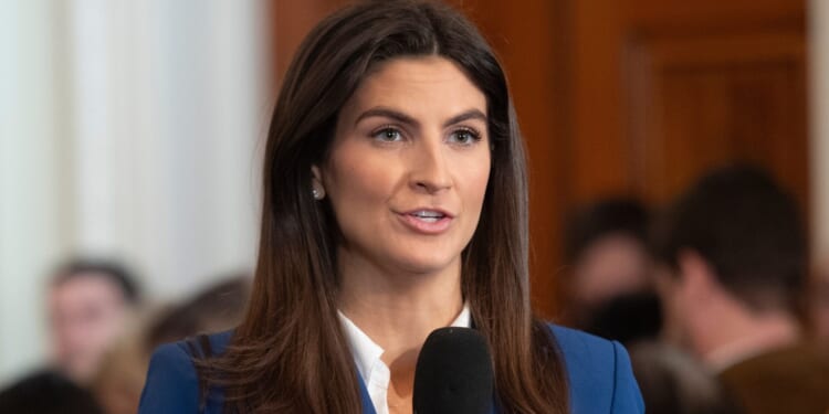 Kaitlan Collins Shuts Down Amy Klobuchar’s False Claim on Trump’s 'Vacation' Travel Plans [WATCH]