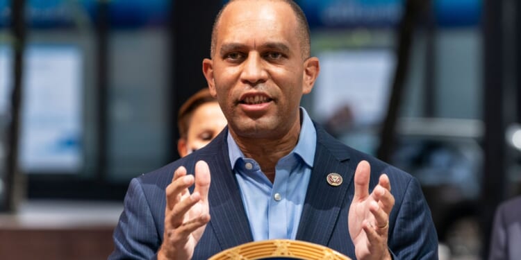 Hakeem Jeffries Threatens Investigation Into Trump’s White House Donors [WATCH]