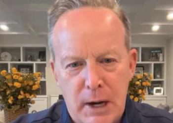 Sean Spicer slams GOP for not seizing on Democrats blocking military pay