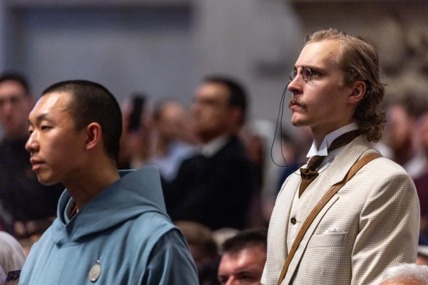 Pilgrims participate in a Pontifical Mass in the Extraordinary Form of the Roman Rite, celebrated by Cardinal Raymond Leo Burke at the Papal Basilica of Saint Peter, the Vatican, Saturday, Oct. 25, 2025. Credit: Daniel Ibáñez/CNA