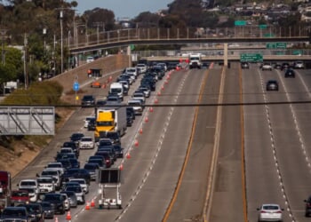 6- And 8-Year-Old Kids Help With Life-Saving Measures After Father Gets Stabbed On Side Of Road