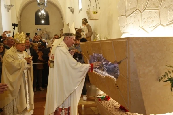 Cardinal Pietro Parolin prays in front of the tomb of St. Carlo Acutis before a Mass on the saint’s feast day on Oct. 12, 2025, at the Church of Santa Maria Maggiore in Assisi, Italy. Credit: Diocese of Assisi