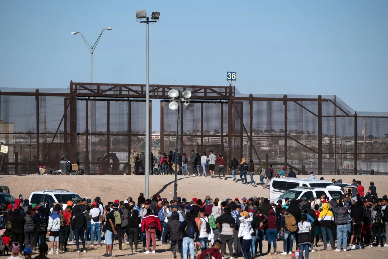 TOPSHOT-MEXICO-US-MIGRATION-BORDER