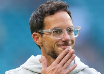 Dolphins’ Mike McDaniel Down So Bad He Looks Like He’s Having ‘Mental Breakdown’