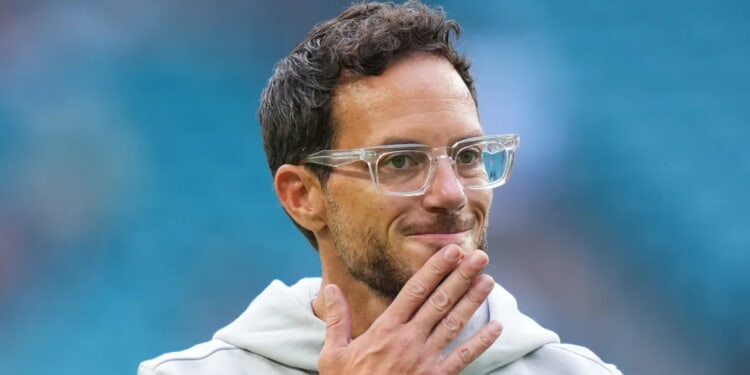 Dolphins’ Mike McDaniel Down So Bad He Looks Like He’s Having ‘Mental Breakdown’
