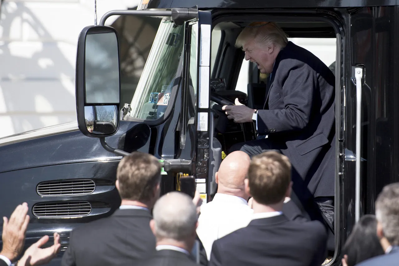 TOPSHOT-US-POLITICS-TRUMP-TRUCKERS