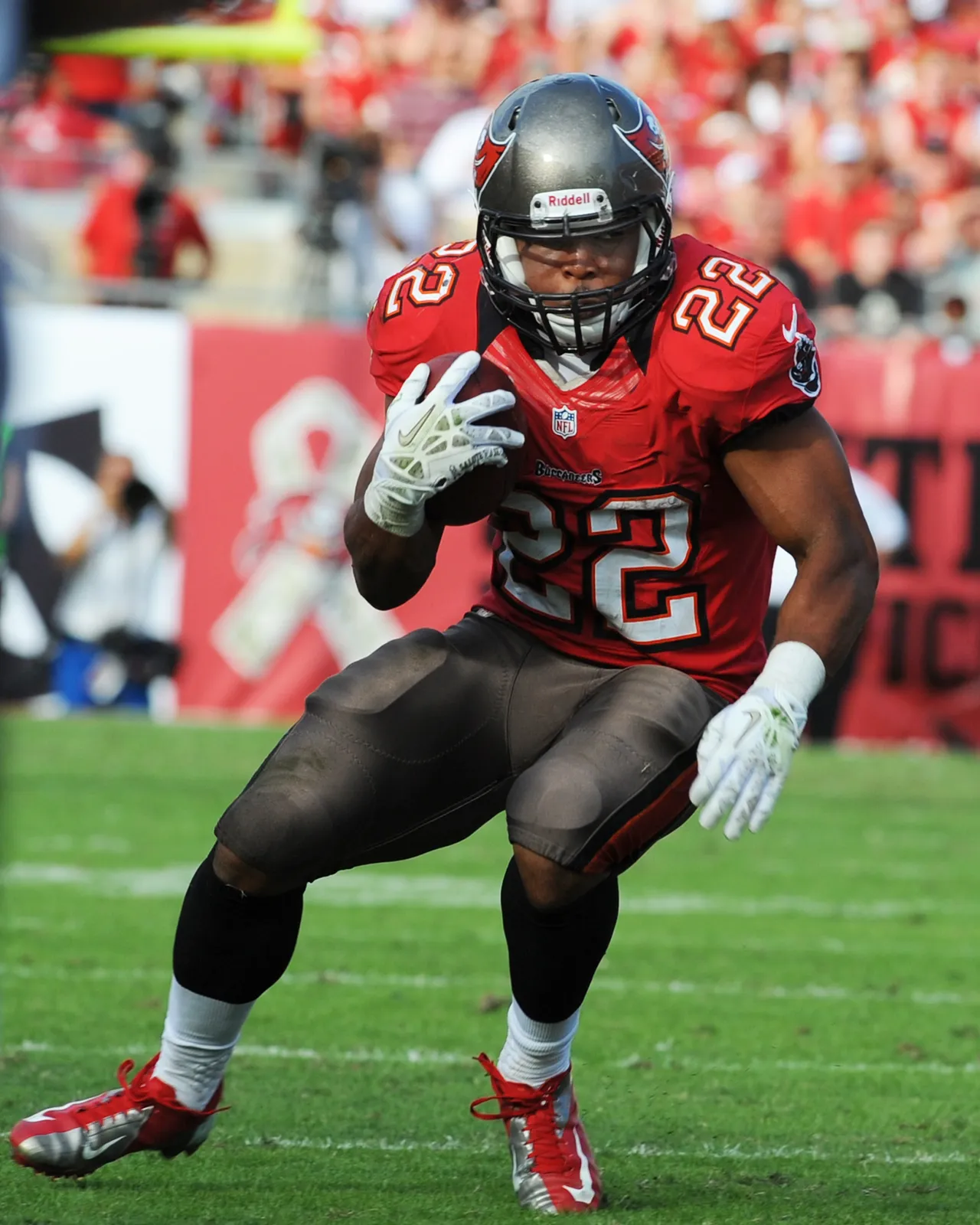 TAMPA, FL - NOVEMBER 11: Running back Doug Martin #22 of the Tampa Bay Buccaneers rushes upfield in the fourth quarter against the San Diego Chargers November 11, 2012 at Raymond James Stadium in Tampa, Florida. Tampa won 34 - 24. (Photo by Al Messerschmidt/Getty Images)