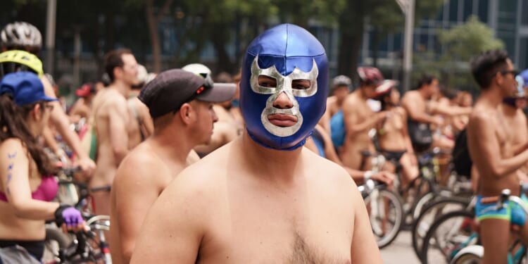 Hundreds Get Naked to Protest National Guard with 'Emergency' Bike Ride in Portland [WATCH]
