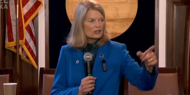 In least shocking news of the week, Murkowski defends Comey