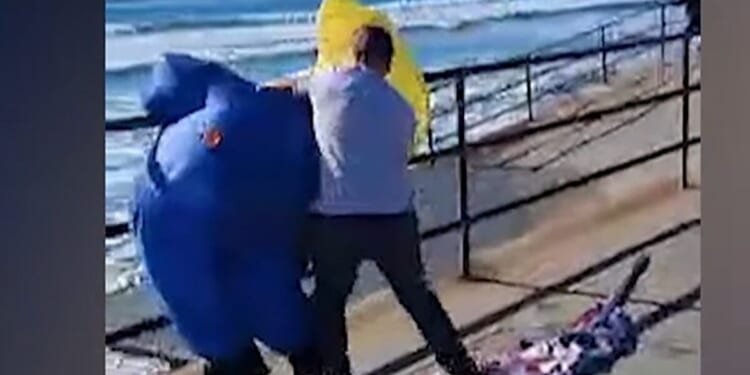 Inflatable Trump violently assaulted on camera at blue-state rally, suspect tells judge he’s the victim