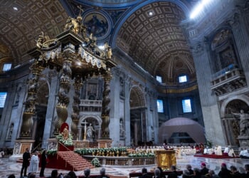 Man desecrates altar of St. Peter's Basilica, detained by security